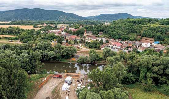 Magyarországnak, a válság ellenére is 10 milliárd euró közelében maradt a két ország kereskedelmi forgalma - mondta a külgazdasági és külügyminiszter július 2-án Ipolydamásdon az Andrej Dolezal