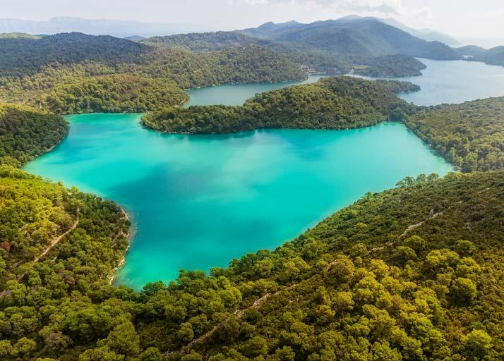 MLJET az örök tavasz szigete A sziget legnagyobb látványossága a Veliko jezero tó déli részén lévő Szent Mária kissziget, melyen egy 12.