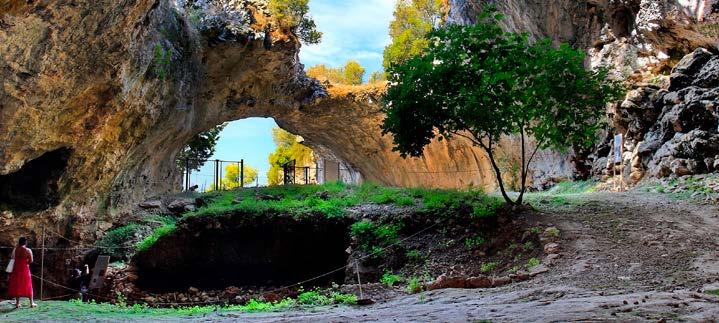 Buja mediterrán vegetáció övezi, az öböl végében található kavicsos strand pedig rendszeresen bekerül az Adria legszebb