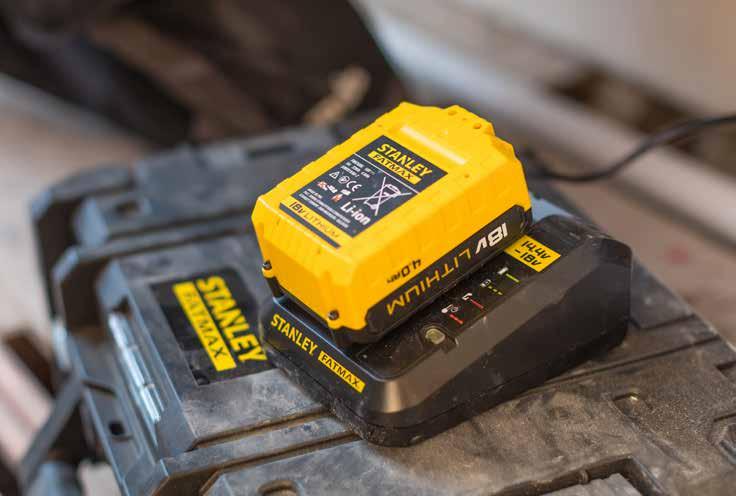 mobiltelefon vagy táblagép töltését lehetővé teendő FMC693D2-QW az akkucsomag töltőt és 2x 18V STANLEY FATMAX 2,0 Ah akkumulátort tartalmaz FMC694M1-QW az akkucsomag