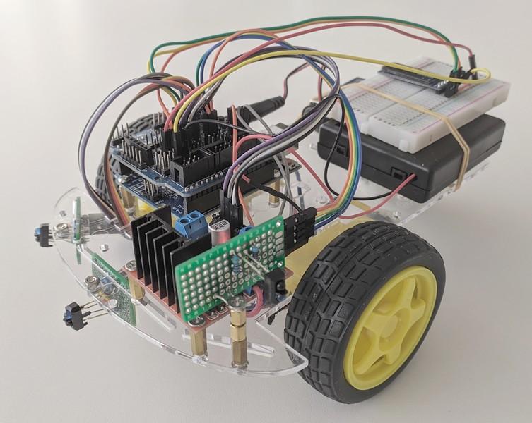Falkövető robot Két kerék meghajtású (2WD) robotalváz Két, rögzített irányú, TCRT5000 szenzor (a harmadikat most nem használjuk) A reflexiós optikai szenzorok jó