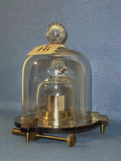 Az SI kialakulása 1882: A francia kormány 30 db méterrudat és 40 db egy kilogrammos hengert rendelt
