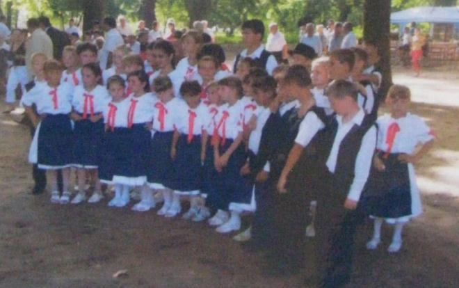 42. kép: Érsemjéni falunapok - 2006 2006. március 15.-én Érsemjénben az ünnepi megemlékezésen már mindkét csoport előadást tartott, énekekkel járultak hozzá az ünnepi műsorhoz 151, júliusban a X.