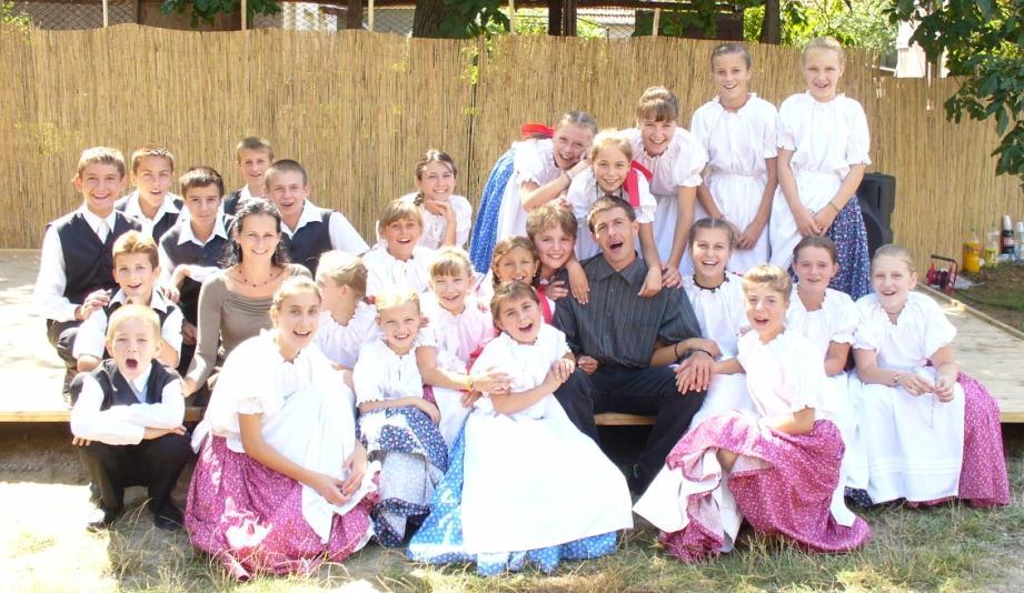 jól ismert szatmári tánclépések, figurák mellett forgatós jellegű táncot, motívumfűzést is találunk az ugrós jellegű lépések mellett.