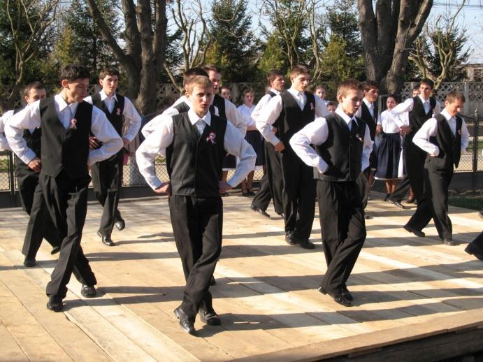 csoport sikeresen szerepelt. Októberben Érmihályfalván az Októberi Szíp Napok elnevezésű fesztiválon vettek részt a csoportok.
