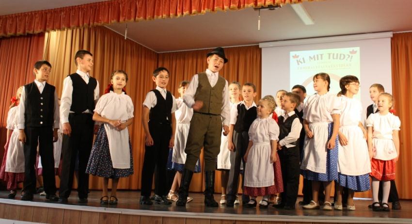 Semjénbe. A nagy létszámú közönség szatmári, sárközi, gyimesi, küküllőmenti és kalotaszegi táncokat láthatott. A talpalávalót a Nagyvárad Táncegyüttes, Soroglya népi zenekara biztosította.