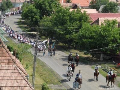 50. kép: Néptáncosok felvonulása Holtmaros utcáin, 2013 A gyermekcsoport kedvence természetesen a Nagyváradi Virágkarnevál felvonulása volt, augusztus 21.