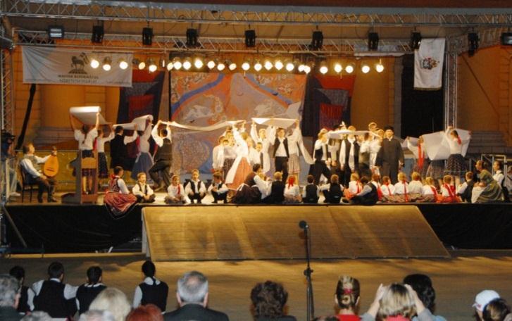 Erről a rendkívüli nagyszabású előadásról Sütő Szabolcs így számol be az Érsemjéni Hírmondó 2008-as őszi számában: Valamikor június környékén megkeresett bennünket régi ismerősünk, barátunk László
