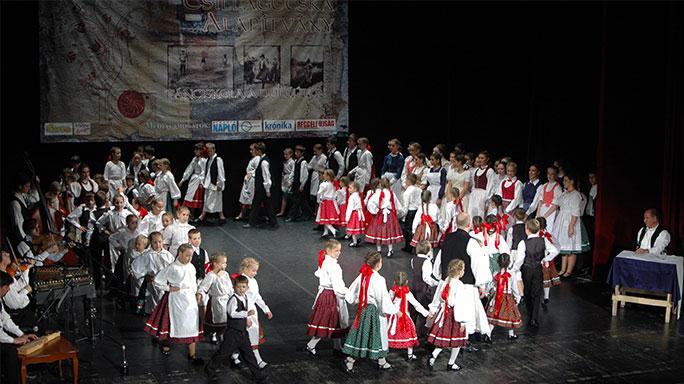 kép: 10 éves a Csillagocska Alapítvány, 2012 10 27 Felül: Csillagfény kórus, alul balról a Gyermek Csillagocska-, jobbról a Csillagocska