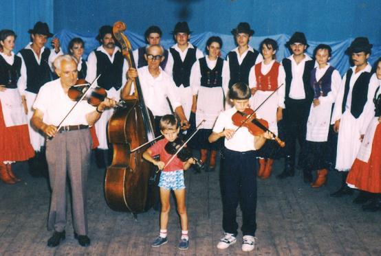 3. kép: Fellépés zenekarral az Érmihályfalvi Művelődési Házban 1991 A Nyíló Akác nevet 1988-ban vették fel, utalva ezzel a régió jellegzetes fafajtájára.
