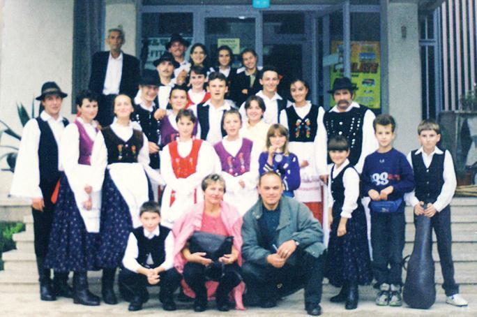 népdalokat tanultak, megalapozva az együttes sok éven át színpadon tartott mezőségi koreográfiájának alaplépéseit.