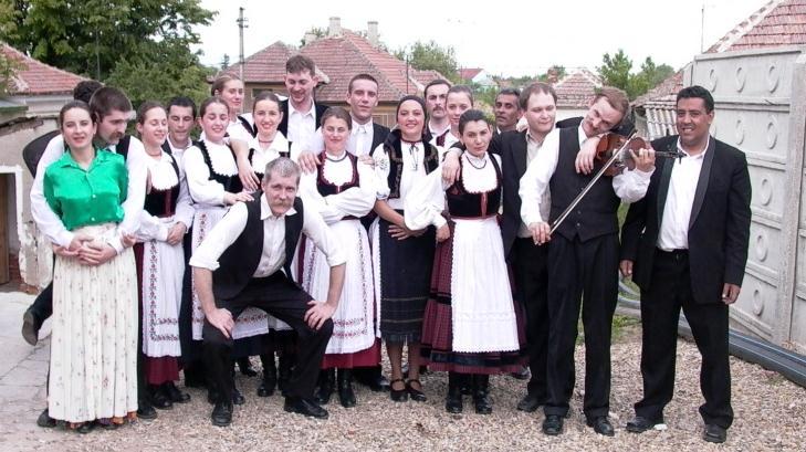 Lupsa János illetve a Pipacsok Táncegyüttes és a Csalóka zenekar - 2004 A Ghymes zenekar, Tánc a hóban 101 című dal zenéje ihlette meg annyira Borbély Csaba együttes vezetőt, hogy tánckoreográfiát