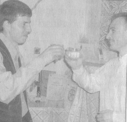 Országos Néprajzi Gyűjtőpályázatára, ahol Dicsérő Oklevelet 112 kapott. 20. kép: 20 éves születésnap 2006. 12. 16., Sütő Szabolcs és Borbély S. Csaba 2.