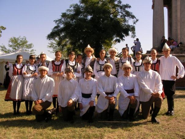23. kép: Ópusztaszer 2009. aug. 20 Az érmihályfalvi táncosok nagy örömmel fogadták ezt a kezdeményezést.
