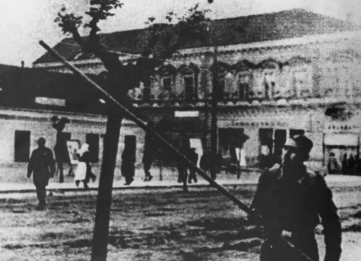 A szlavóniai Petőfi-zászlóalj távbeszélő vonalat épít (HIM fotóarchívum 3849) A partizánmozgalom nem működhetett volna összekötők nélkül, akik a hátországban illegalitásban szervezkedtek.