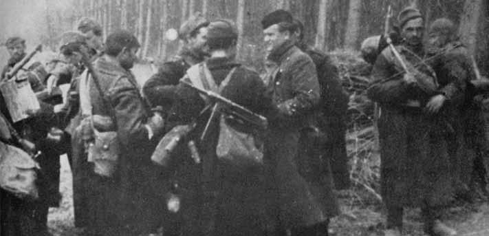 mert elviselhetetlen volt a helyzetük a brigádban. Nem volt cipőjük és fegyverük.