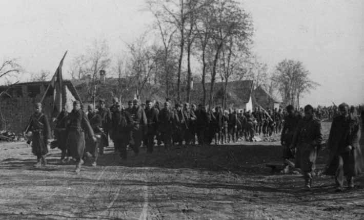 A Petőfi-brigád bevonul Bolmánra. Jobbról a második Kis Ferenc, valószínűleg ez az utolsó fotó róla. (HIM fotóarchívum 36526) Harcosok egy csoportja a lerombolt Bolmánban (Baki Vébel 144. o.