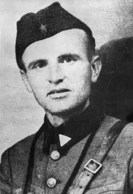 Kis Ferenc (HIM fotóarchívum 23972) Baki szerint, aki nem volt jelen Kis Ferenc halálos sebesülésénél (telefonon értesült róla), valahol a harmadik vonal mélységében haladtak, ahol időnként egy-egy