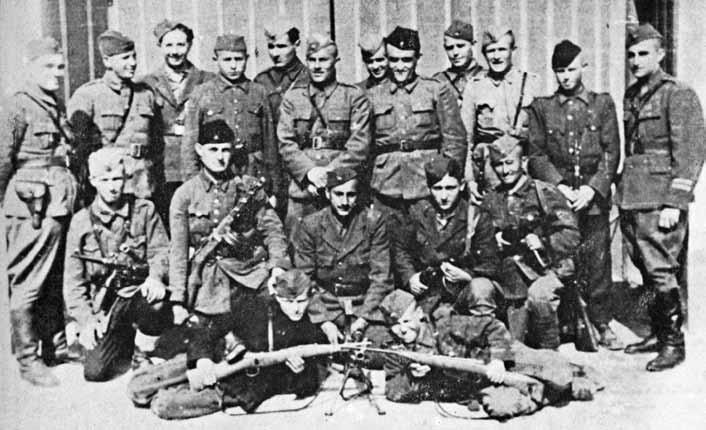 444 Az áldozatok számát az is növelte, hogy a németek nem ejtettek foglyokat, főleg nem olyanokat, akik civil ruhát viseltek (ahogy a Petőfi-brigád nagy része), hanem egyből agyonlőtték.