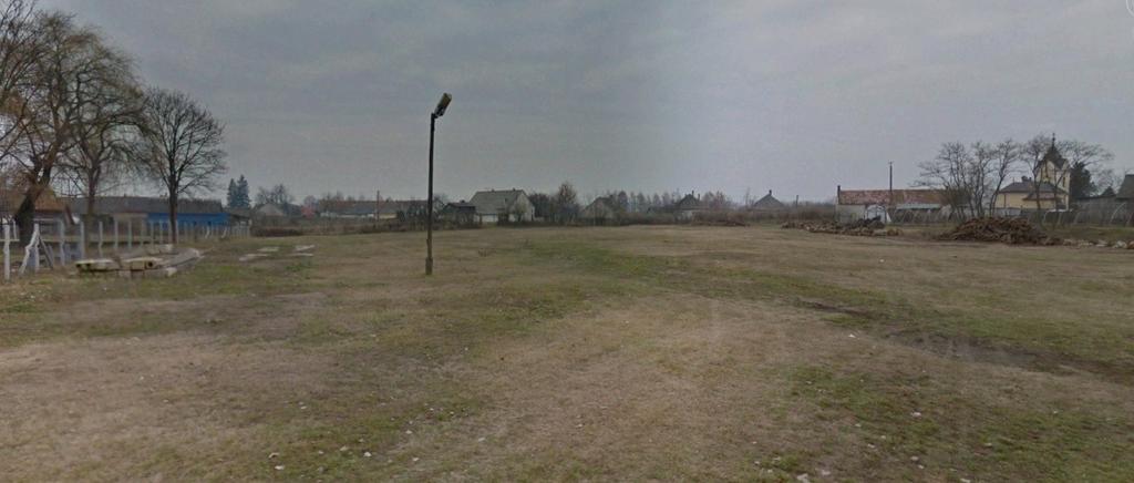 A telepítési helyszín és a háttérben a görög katolikus templom, vegetációs időszakon kívül.