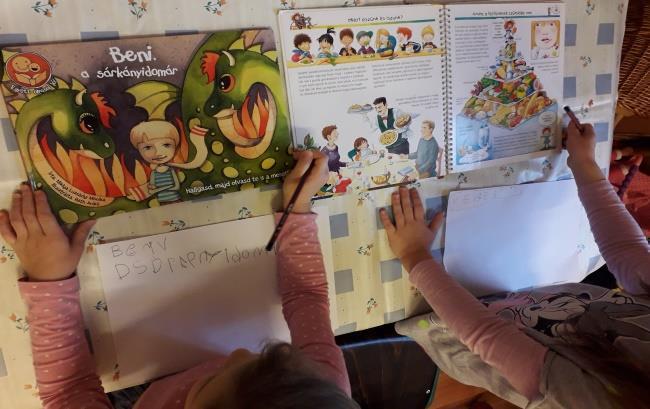 Előállítunk egyszerű kísérleteket is kisebb gyermekcsoportokkal az anyagok fizikai vagy kémiai tulajdonságának megfigyelésére.