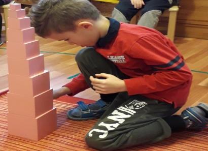 A mértani testek megismerésére Montessori eszközkészletében nagyon szép sötétkékre festett, kellemesen körültapintható, megfelelő talapzaton álló, fából készült testek szolgálnak.
