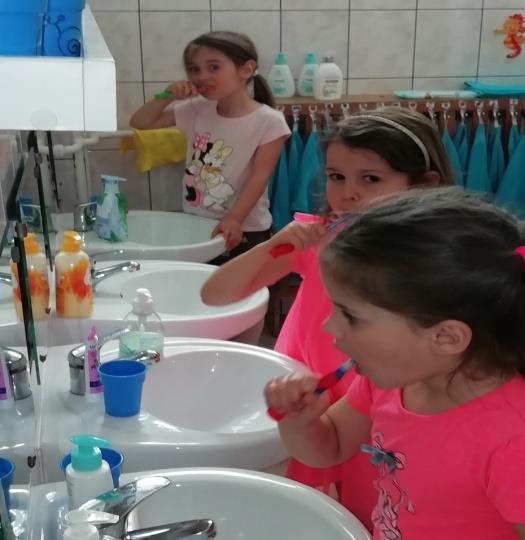 betegségek megelőzésére vonatkozó szokások és szabályok kialakítása, megtanítása: köhögés, tüsszentés, orrfújás stb.; időjárásnak megfelelő, réteges öltözködés.