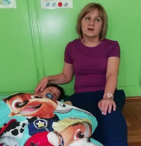 A gyermekek kényelmes kis ágyakon töltik a csendes pihenőt, mely biztosítja a gerinc számára a helyes tartást Az egyes gyermekek egyéni igényeinek figyelembe vételével igyekszünk kialakítani a