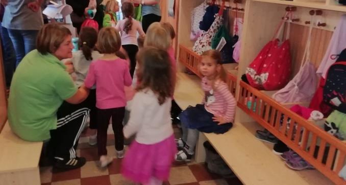 A fejlődés várható jellemzői az óvodáskor végére: a gyermek önállóan öltözködik, ruhája tisztaságára vigyáz, ruháját be tudja gombolni jelzi, ha melege van, vagy fázik Öltözőben Testedzés,