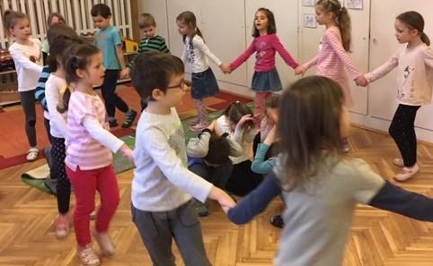 Az éneklés, a dalos játékok és a gyermektánc örömből, sikerélményből fakadó önkéntes erőfeszítésre serkentik a gyermeket.