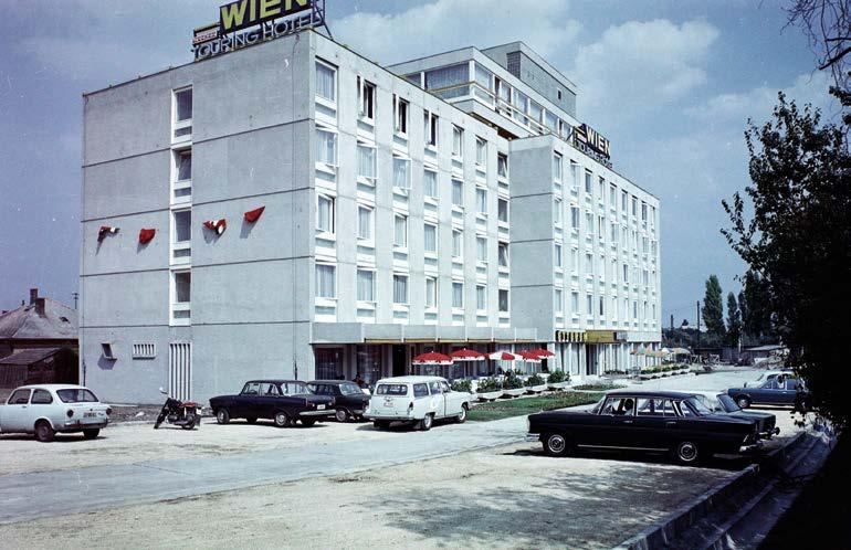 II.5. EGY EGYEDI TOURING, A HOTEL WIEN HOTELEK FUTÓSZALAGON 78 dolgozói is jelentkeztek egy korszerű és rövid idő alatt felépíthető turistaszálló típusának a tervével.