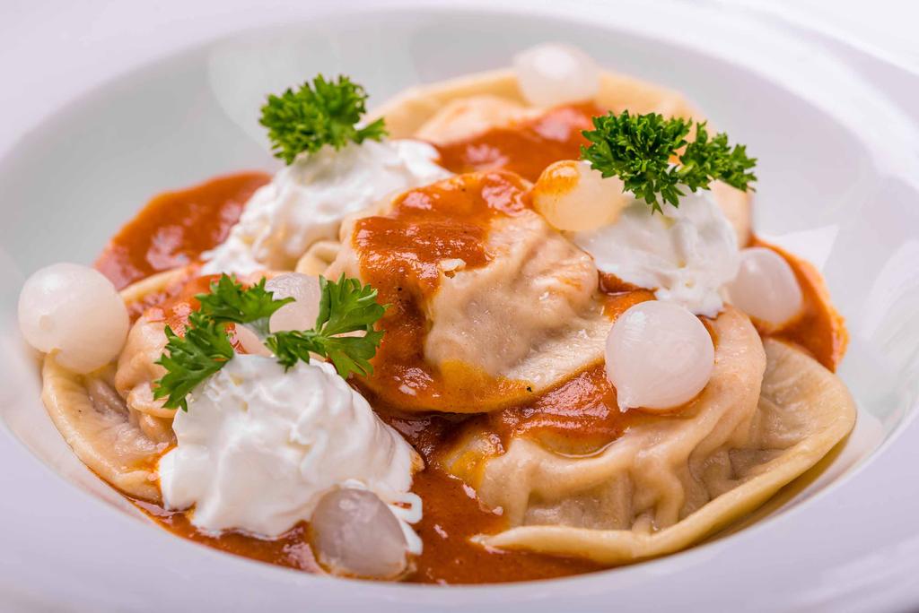 Traditional Hungarian Hazai Babgulyás, füstölt csülök, debreceni kolbász, tejföl, házi kenyér Bean goulash, smoked hamhock, debrecziner sausage, home baked bread 1 / 1 3dl / 5 dl Hideg gyümölcsleves,