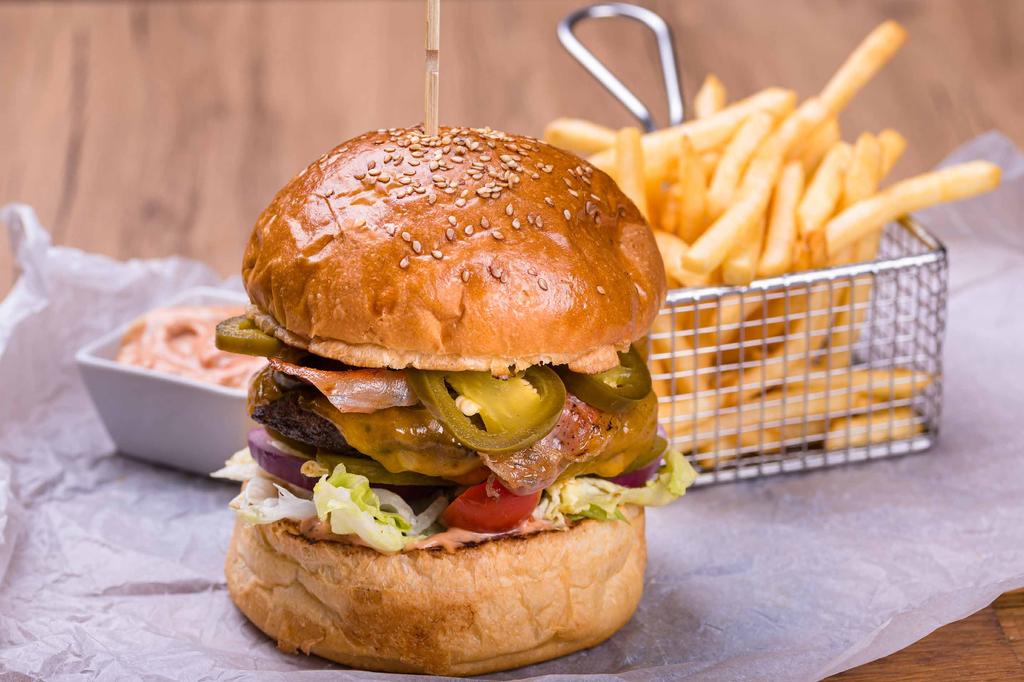 Additionals: Extra feltétek: Bacon Füstölt sajt Smoked cheese Cheddar sajt Cheddar cheese Minden érlelt marhahúsból (150g) készült hamburgerünket vaslapon grillezzük, medium-ra átsütve, hacsak