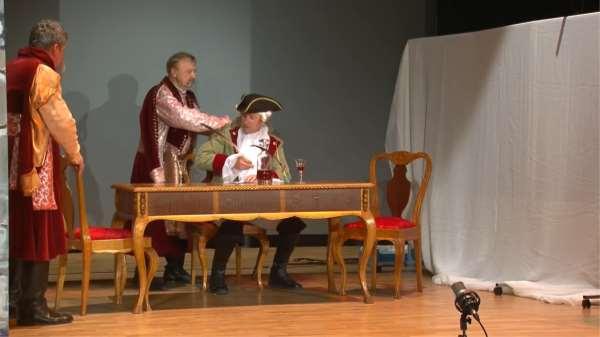 SCENA PIĄTA ÖTÖDIK JELENET,, DYNDALSKI,, DYNDALSKI Hola, hola, nie tak zrobię Wszystko to są z mydła bańki Lepszą zemstę przysposobię, Ale trzeba zażyć z mańki201.