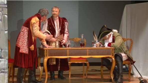 (Stefan Zając), (Bogdan Kargul) és DYNDALSKI (Marek Kapeluszny) 132 DYNDALSKI usiadłszy bokiem do widzów naprzeciwko A i wkładając okulary Teraz trzeba pisać właśnie Jakby Klara do Wacława.
