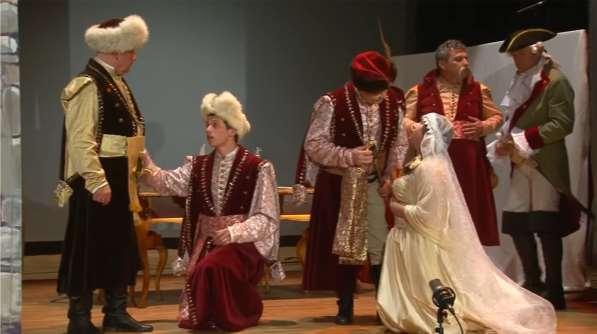 SCENA DWUNASTA Ciż sami, KLARA,,, DYNDALSKI, dworzanie, kobiety, wszyscy z bukietami wychodzą z kaplicy Ach, mój ojcze! KLARA Ach, mój stryju, Niech się skończy ta zawiłość!