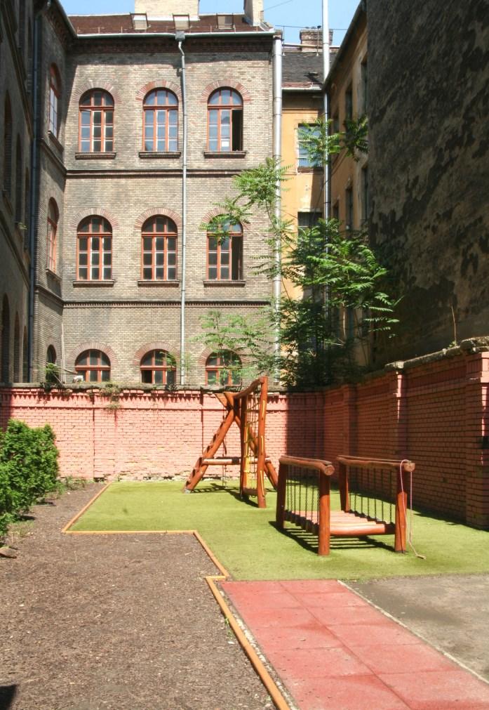 Iskolánk szoros kapcsolatot tart fenn a szomszédos Ádám Jenő Zeneiskolával, az ott tanító zenetanárok iskolánkban foglalkoznak diákjainkkal.