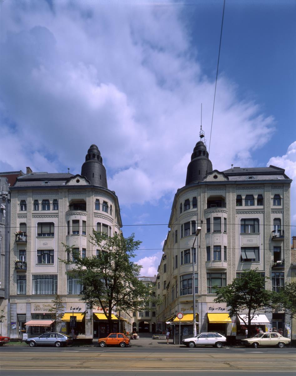 43. kép A Piac utca 26-28. számú városi bérpalota 2001-ben 91 lyet a geometriai felületekből összeállított tornyok hangsúlyoznak.