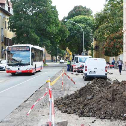 A két forgalmas utcát érintő beruházás komoly kihívás a kivitelezőknek is, hiszen van, ahol hatméteres mélységben fut a csatorna.