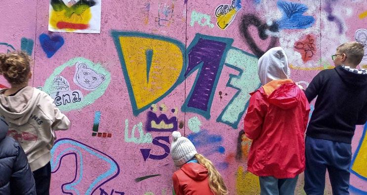 Afterward, a number of Budapest galleries opened their doors to street artists.