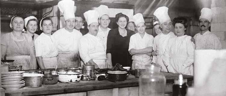 A Gellért Szálló konyhai személyzete 1948-ban. A kép közepén, balról a negyedik Rákóczi János.