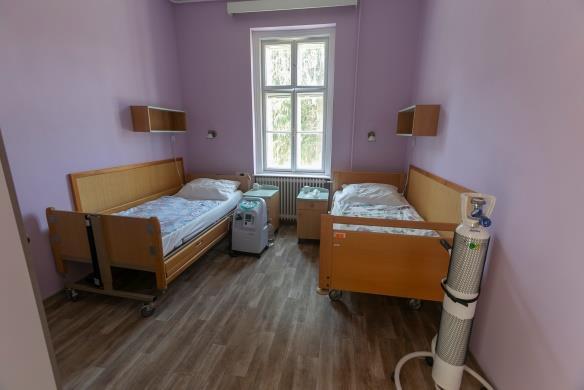 történő ellátás két-, három-,