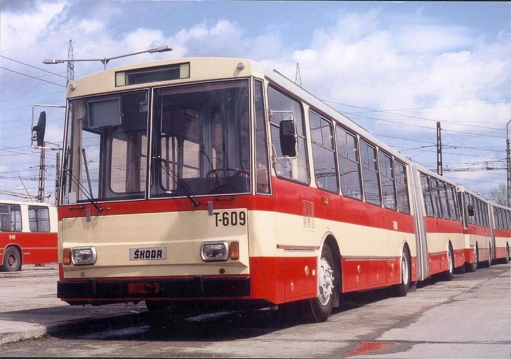 Új Skodák érkeznek Ostrov-ból 1992-ben lehetőség adódott új, gyári 10+1 db Skoda 15 Tr trolibusz beszerzésére Csehszlovákia Ostrov-ból.
