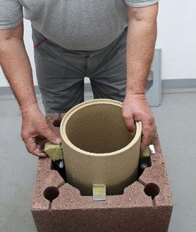 A beton fedlapot falazóhabarcs terítékre helyezve a köpenyelemre