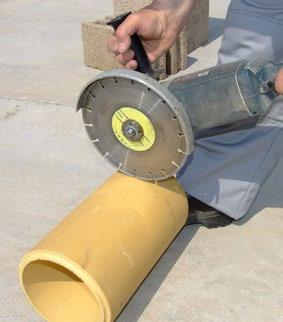 A beton fedlapot falazóhabarcs terítékre helyezve a