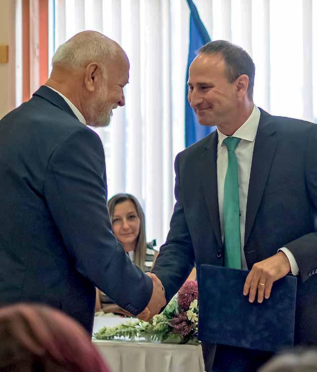 tagozat osztályait és a gimnáziumot is. Az udvaron kialakított tornakertet, melyet még Szilágyi tanár úr hozott létre, a gimnázium kis kőépületének építése miatt fel kellett számolni.