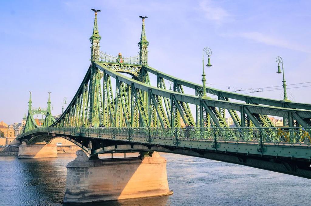 Szabadság híd legrövidebb pillérek 170 m hossza 333 m Turul