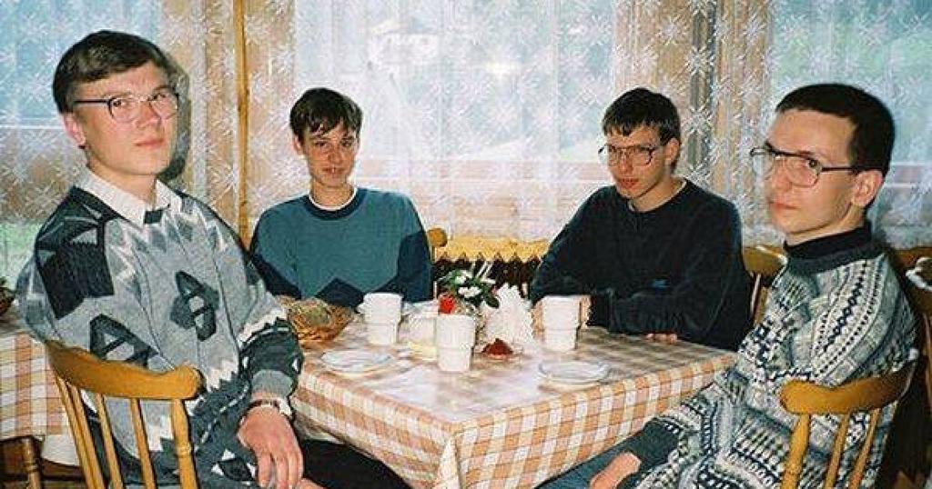 198 10. FEJEZET. DINAMIKUS TÖMBÖK void k i i r ( s z a k e s t h, i n t meret ) i n t i =0; system ( " c l e a r " ) ; do p r i n t f ( " \ nnev : %s \ t e v f o l y a m : %d \ n ", h [ i ].