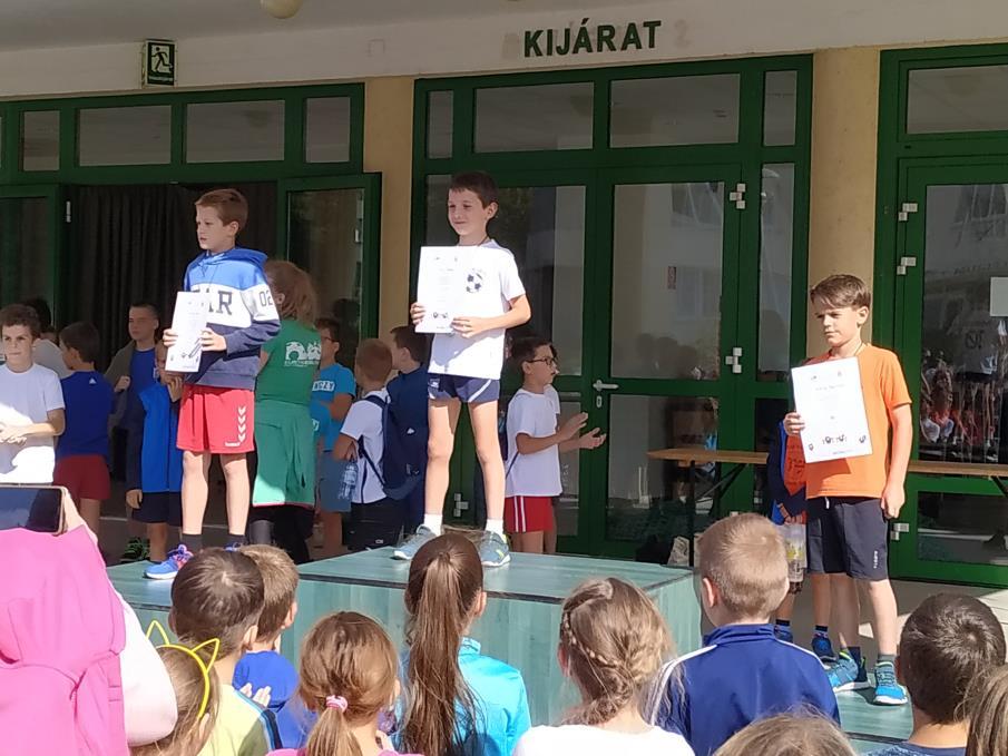 Évkönyv, Tatay Sándor Általános Iskola HELYBŐL TÁVOLUGRÁS IV. kcsp Pruska Bence 1.hely MAGASUGRÁS IV. kcsp Pruska Bence 1.hely VÁLTÓFUTÁS Leány csapat 1. hely: Fiú csapat 3.