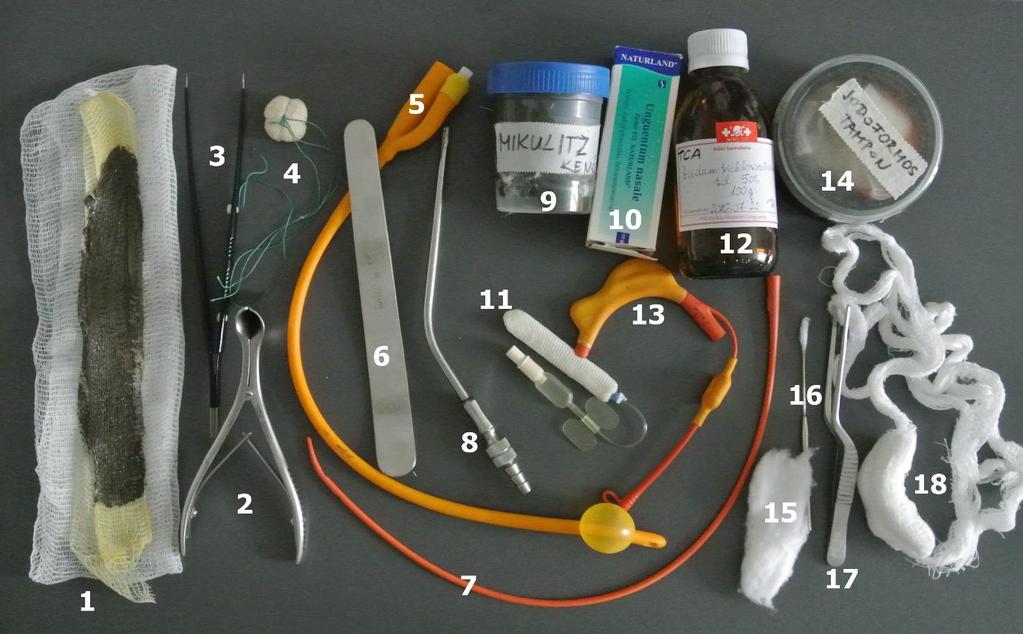 Ábra 10.5. Orrvérzés ellátásához szükséges eszközök 1. Jodoformos orrtampon Miklulitz kenőccsel 2. Hartmann orrspekulum 3. Bipoláris csipesz 4. Bellocque tampon 5. Foley katéter 6. Fém nyelvlapoc 7.